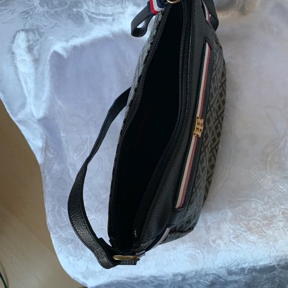 Tommy Hilfiger Medium Hobo Shoulder Bag – Stylish & Versatile in Stunning Color - Picture 11 of 12